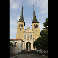 Luzern, Hofkirche St. Leodegar, Fassade der Hofkirche bei Abend