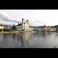 Luzern, Jesuitenkirche, Auenansicht ber den Mndungsarm der Reuss im Abendlicht