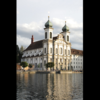Luzern, Jesuitenkirche, Auenansicht ber den Mndungsarm der Reuss im Abendlicht