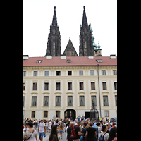 Praha (Prag), Katedrla sv. Vta (St. Veits-Dom), Blick vom ersten Burghof auf die hervorstehenden Spitztrme des Doms