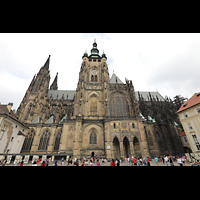 Praha (Prag), Katedrla sv. Vta (St. Veits-Dom), Seitenansicht vom Domplatz aus