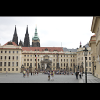 Praha (Prag), Katedrla sv. Vta (St. Veits-Dom), Burgplatz mit berragenden Trmen des Veitsdoms