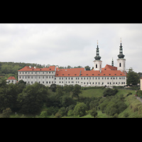 Praha (Prag), Strahov Klter Bazilika Nanebevzet Panny Marie (Klosterkirche), Blick von der Hradcansk nmest / Loretnsk zum Kloster Strahov