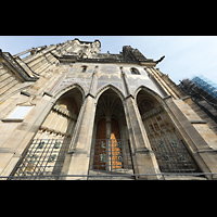 Praha (Prag), Katedrla sv. Vta (St. Veits-Dom), Goldene Pforte (1367) am sdlichen Querhaus mit Glasmosaik des Jngsten Gerichts