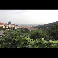 Praha (Prag), Katedrla sv. Vta (St. Veits-Dom), Blick vom Kloster Strahov auf die Prager Burg mit Veitsdom und die Stadt