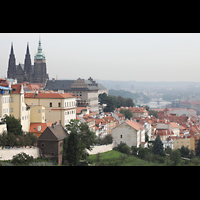 Praha (Prag), Katedrla sv. Vta (St. Veits-Dom), Blick vom Kloster Strahov auf die Prager Burg mit Veitsdom und die Moldau