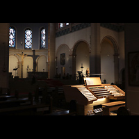 Dsseldorf, St. Antonius, Mobiler Spieltisch mit Blick in den Chorraum