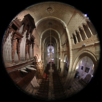 vora, Catedral da S, Blick von der Westempore auf die Orgel und ins Hauptschiff