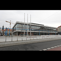 Dresden, Kulturpalast / Philharmonie (Konzertsaal), Auenansicht vom Altmarkt, links der Turm der Kathedrale (Hofkirche)