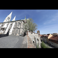 Grlitz, St. Peter und Paul (Sonnenorgel), Blick von Sdosten auf die Kirche und Stadtmauer