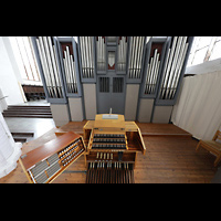 Rostock, St. Nikolai, Spieltisch mit Orgel schrg von oben