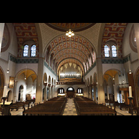 Dsseldorf, St. Antonius, Innenraum in Richtung Orgel beleuchtet