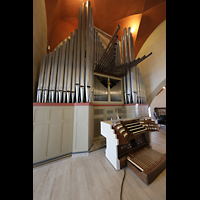 Korschenbroich, St. Andreas, Spieltisch mit Orgel seitlich