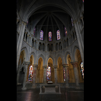 Lausanne, Cathdrale, Chorraum mit bunten Glasfenstern