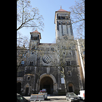 Berlin, Herz-Jesu-Kirche, Fassade