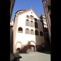 Berlin, Herz-Jesu-Kirche, Querhaus links von Hof aus gesehen