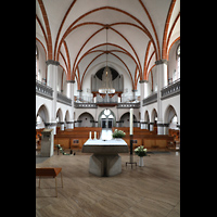 Berlin, St. Josef, Blick ber den Altar zur Orgel