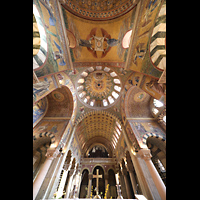 Berlin, Herz-Jesu-Kirche, Innenraum mit Blick zur Orgel und ins Gewlbe