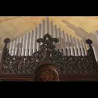 Berlin, Herz-Jesu-Kirche, Schnitzwerk am Orgelgehuse