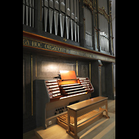 Orgel mit beleuchtetem Spieltisch seitllich Straubing, Basilika St. Jakob, Orgel mit beleuchtetem Spieltisch seitllich