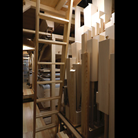 Bälge, Teile der mechanischen Traktur und große Pedalzungen innen unten Straubing, Basilika St. Jakob, Bälge, Teile der mechanischen Traktur und große Pedalzungen innen unten