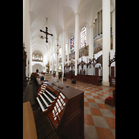 Mobiler Spieltisch im Chorraum mit Blick zur Haupt- und Chororgel Straubing, Basilika St. Jakob, Mobiler Spieltisch im Chorraum mit Blick zur Haupt- und Chororgel