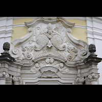 Metten, Benediktinerabtei, Klosterkirche St. Michael, Stuck und Figurenschmuck ber dem Hauptportal