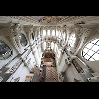 Passau, Dom St. Stephan, Blick vom Deckengewlbe am bergang vom Chorraum zur Vierung in den Chor