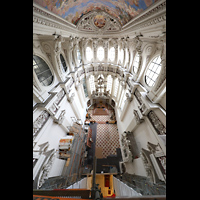 Passau, Dom St. Stephan, Blick vom Baugerst im Vierungstuem von ca. 30 m Hhe in den Chorraum