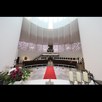 Berlin, St. Bernhard Tegel, Blick ber den Altar zur Orgel