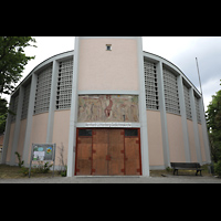 Berlin, St. Bernhard Tegel, Fassade und Hauptportal