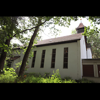 Berlin, Waldkirche Heiligensee, Auenansicht der Kirche vom Wald