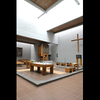 Berlin, St. Martin, Altarraum mit Kreuz und Blick zur Orgel