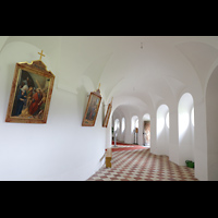 Waldsassen, Dreifaltigkeitskirche (Wallfahrtskirche der Heiligsten Dreifaltigkeit), Gewlbe-Umgang rings um die Kirche mit Kreuzwegstationen