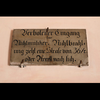 Waldsassen, Stiftsbasilika, Schild ber dem Eingang zur Orgelempore