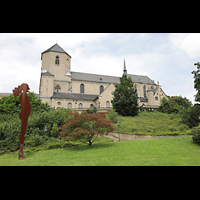 Mnchengladbach, Mnster St. Vitus, Auenansicht mit Skluptur 