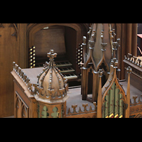 Berlin, Musikinstrumenten-Museum, Gray-Orgel - Blick ber das Rckpositiv auf den Spieltisch