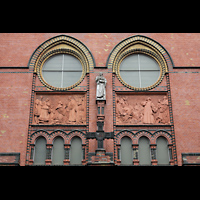 Berlin, American Church in Berlin (ehem. Lutherkirche am Dennewitzplatz), Reliefs ber dem Hauptportal