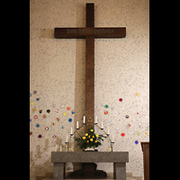 Berlin, Johanneskirche Frohnau, Kreuz und Altar