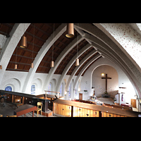 Berlin, Johanneskirche Frohnau, Seitlicher Blick von der Orgelempore in die Kirche