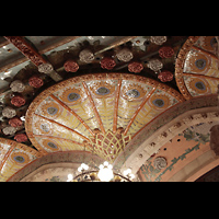 Barcelona, Palau de la Msica Catalana, Mosaiken und Blumenverzierungen an der Decke des Saales