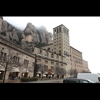 Montserrat, Abadia de Montserrat, Baslica Santa Mara, Zufahrt zur Basilika am Berghang