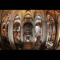 Barcelona, Catedral de la Santa Creu i Santa Eullia, Seitlicher Blick vom sdlichen Triforium zur Orgel und nrdlichen Seitenwand