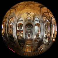 Barcelona, Catedral de la Santa Creu i Santa Eullia, Seitlicher Blick vom sdlichen Triforium zur Orgel und nrdlichen Seitenwand