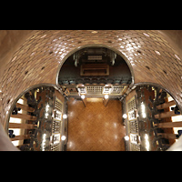 Barcelona, Palau Gell (Gaudi), Blick von der Spitze der Kuppel ins Innere der Haupthalle und auf die Manuale der Orgel