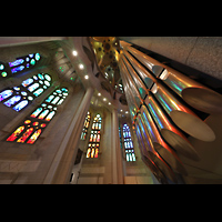 Barcelona, La Sagrada Familia, Chorumgang mit rckseitgem Chororgelprospekt und bunten Lichtreflexionen