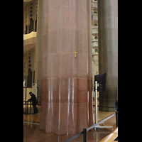 Barcelona, La Sagrada Familia, Verschiedene Baumaterialien an einer der tragenden Vierungssulen