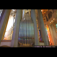 Barcelona, La Sagrada Familia, Blick von der Rckseite der rechten Chororgel zur Doppelfassade der linken Chororgel