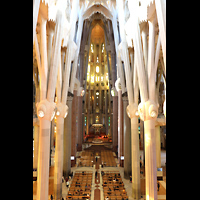 Barcelona, La Sagrada Familia, Blick von der rckseitigen Empore in die Basilika in Richtung Chor