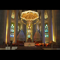 Barcelona, La Sagrada Familia, Chororgel und Altarraum mit Baldachin ber dem Mittelaltar